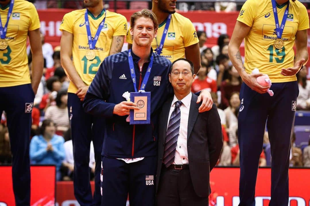 USA Volleyballさんのインスタグラム写真 - (USA VolleyballInstagram)「It’s no secret... @maxwellholt is a problem on the net. 🤷🏼‍♂️  Max was named The Best Middle Blocker of the 2019 VNL and FIVB World Cup and is currently playing in the Italian League this season with @verovolleymonza.  📹 @volleyballworld」1月8日 1時32分 - usavolleyball