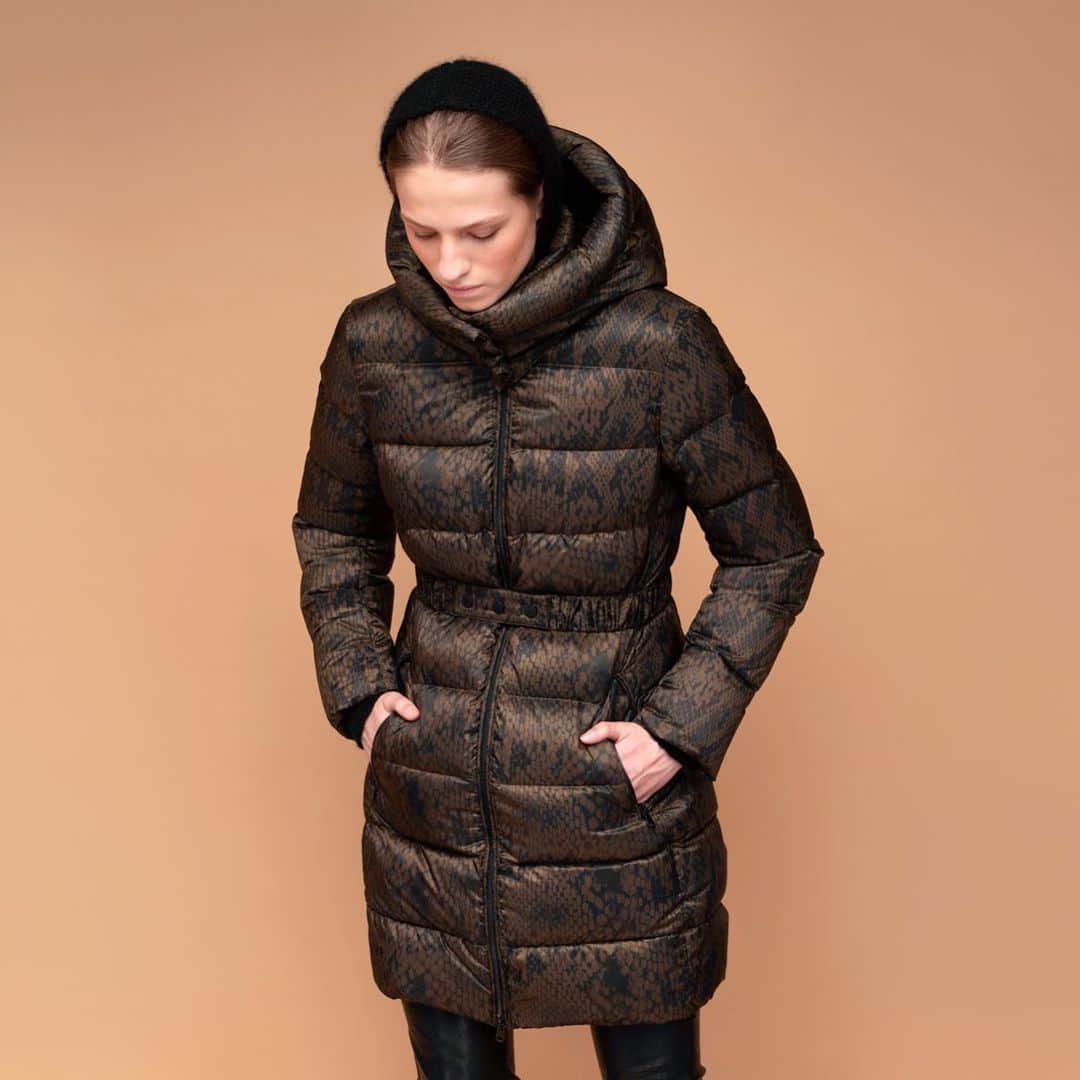 ジェオスピリットのインスタグラム：「LODOLITE PRINT • Geospirit 4Elements #fire #water #air #earth #geospirit #fallwinter2020 #newcollection #fashion #fw20 #womancollection #fw20lookbook #winterjackets #geospirit4elements」