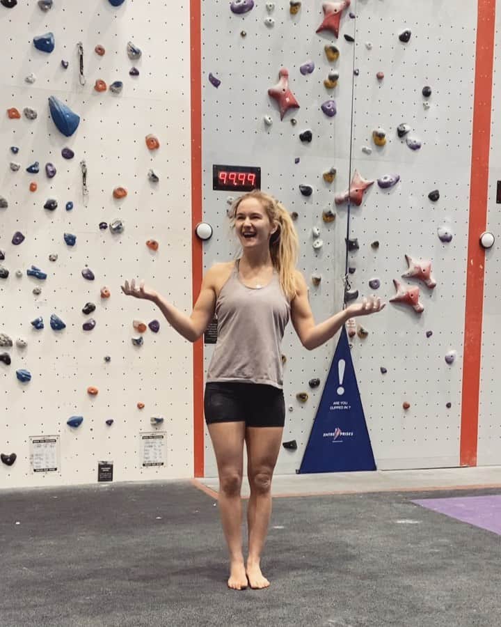 シャウナ・コックジーのインスタグラム：「Anyone fancy a challenge? I saw @petra_klingler do this on @redbull and had to give it a try. It felt impossible at first hence my surprise when I did it 😂🤷🏼‍♀️ Can you do it?」