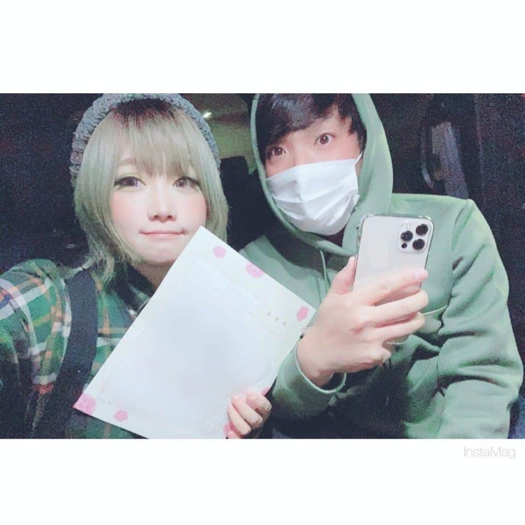 かりんさんのインスタグラム写真 - (かりんInstagram)「. . 2020.11.17に入籍しました(*˙ᵕ˙ *) 5年にmusicallyを始めたくさんの 動画を投稿し、クラウンも付き、 交流も増え、友達も増え オフ会もさせて頂き たくさんのファンの方に支えられ 私は生きています( ◜௰◝ ) . . 2017.11.9に気になるというだけで 告白し、٩( ᐖ )و だいちは真剣に考えに考えて 15日にOKをもらえ 付き合うことになりました . 同棲する為、大阪から奈良に引越し 仕事も変わり 実家にいた頃よりうまく時間が取れず 全然動画がとれなくて 不定期あげている(もともとだけど) にもかかわらず ずっと見てくれているみんなが ほんとに優しくて大好きです DMも全部みてるし返してます( ¨̮ ) まじでみんないつもありがとう (●´ϖ`●)(●´ϖ`●) . . 今はコロナで全然会えないけど ほんとにいつか会える日を楽しみにしてます それまでみんなまだ 仲良くしててね(*˙ᵕ˙ *) フォロワーみんなが友達だよ卐 . . ということで これからも だいちとかりんを よろしくお願いします٩( ᐖ )و🌱 . .」1月8日 1時41分 - karin.n.003