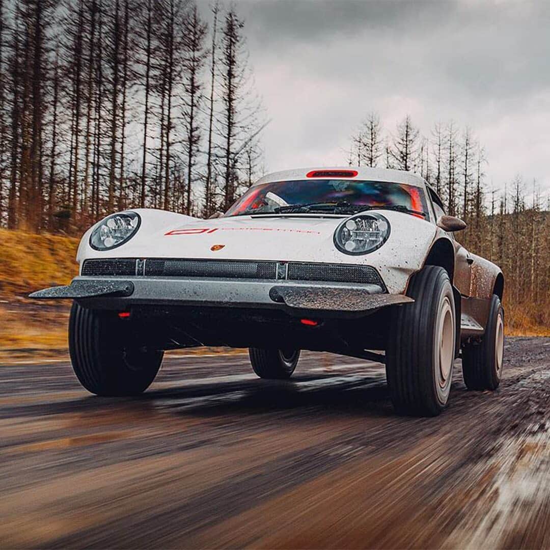 HYPEBEASTさんのインスタグラム写真 - (HYPEBEASTInstagram)「@hypebeastcarclub: California’s @singervehicledesign is known for fettling with @porsche‘s air-cooled cars of the past, most notably the 911, and now the custom building company has turned its hand to rallying in the form of a 1990 911 964 Safari. The vehicle was built as an All-Terrain Competition Study (ACS), and as TopGear reports, was designed to “compete in off-road racing and demonstrate all-terrain exploration capabilities.” The off-road beast is also equipped with a twin-turbo air-cooled 3.6-liter flat-six engine that produces near 450 BHP, however, that figure can be increased depending on the event’s requirements.  Click the link in bio for more info.⁠⠀ Photo: @mark_scenemedia」1月8日 1時43分 - hypebeast