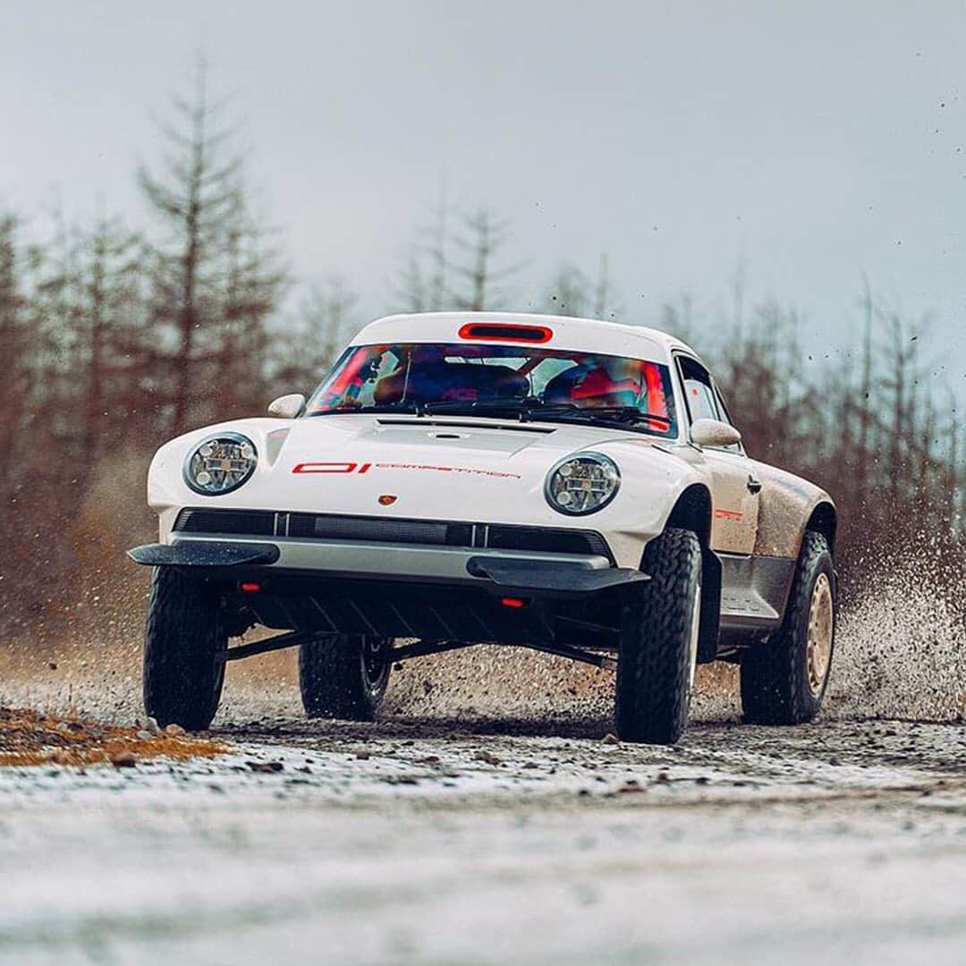 HYPEBEASTさんのインスタグラム写真 - (HYPEBEASTInstagram)「@hypebeastcarclub: California’s @singervehicledesign is known for fettling with @porsche‘s air-cooled cars of the past, most notably the 911, and now the custom building company has turned its hand to rallying in the form of a 1990 911 964 Safari. The vehicle was built as an All-Terrain Competition Study (ACS), and as TopGear reports, was designed to “compete in off-road racing and demonstrate all-terrain exploration capabilities.” The off-road beast is also equipped with a twin-turbo air-cooled 3.6-liter flat-six engine that produces near 450 BHP, however, that figure can be increased depending on the event’s requirements.  Click the link in bio for more info.⁠⠀ Photo: @mark_scenemedia」1月8日 1時43分 - hypebeast