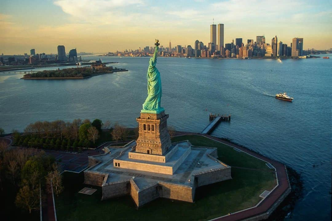 Michael Yamashitaさんのインスタグラム写真 - (Michael YamashitaInstagram)「The Statue of Liberty, on Liberty Island in New York Harbor: I was stunned into silence by yesterday’s events in the USA. Who could have imagined that the halls of the Capitol building would be stormed by an angry mob while Congress was about to certify the results of November's Presidential election? As I watched a woman dressed as Lady Liberty in the mob storming the Capitol, I kept thinking, 'It can’t happen here', but it did -- resulting in one of the darkest of days for America. Actually, we should have known this would happen as our current president encouraged it. But freedom and democracy are bigger than any mob. The election was certified at 4 a.m. this morning.    The Statue of Liberty, representing Libertas the Roman goddess of freedom, was a gift from the people of France to the people of the United States in 1886. Holding a torch above her head with her right hand, in her left, she carries a tablet inscribed July 4, 1776 in Roman numerals, the date of the U.S. Declaration of Independence. A broken shackle and chain lie at her feet, commemorating the national abolition of slavery.    Since its dedication, this copper statue, now aged with a green patina, has been an icon of freedom and of the United States and a beacon welcoming immigrants arriving by sea. In 1984, the Statue of Liberty was designated a UNESCO World Heritage Site. The UNESCO "Statement of Significance" describes the statue as a "masterpiece of the human spirit” that "endures as a highly potent symbol of ideals such as liberty, peace, human rights, abolition of slavery, democracy and opportunity.” The full name of the statue is ‘Liberty Enlightening the World’. May the world continue to see her as the true symbol of America, and not the horrifying images we witnessed yesterday in our country's capital.   #statueofliberty #ladyliberty」1月8日 1時55分 - yamashitaphoto