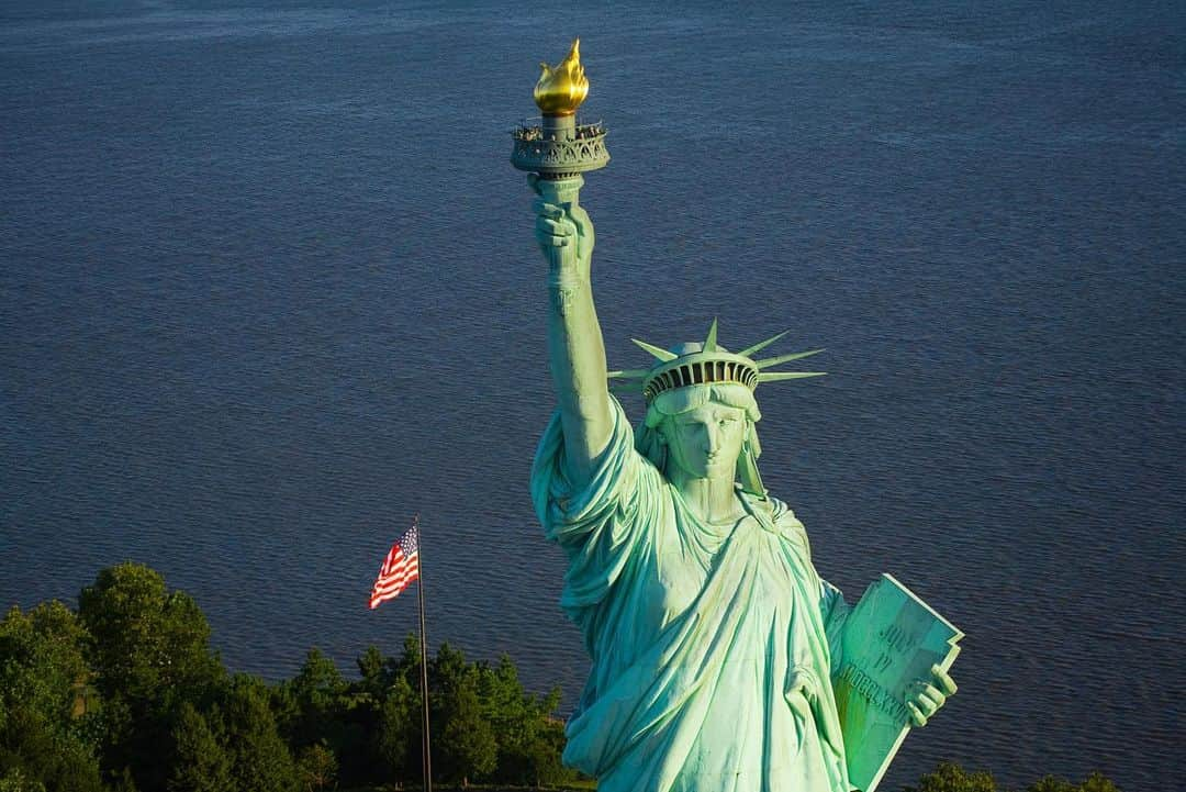 Michael Yamashitaさんのインスタグラム写真 - (Michael YamashitaInstagram)「The Statue of Liberty, on Liberty Island in New York Harbor: I was stunned into silence by yesterday’s events in the USA. Who could have imagined that the halls of the Capitol building would be stormed by an angry mob while Congress was about to certify the results of November's Presidential election? As I watched a woman dressed as Lady Liberty in the mob storming the Capitol, I kept thinking, 'It can’t happen here', but it did -- resulting in one of the darkest of days for America. Actually, we should have known this would happen as our current president encouraged it. But freedom and democracy are bigger than any mob. The election was certified at 4 a.m. this morning.    The Statue of Liberty, representing Libertas the Roman goddess of freedom, was a gift from the people of France to the people of the United States in 1886. Holding a torch above her head with her right hand, in her left, she carries a tablet inscribed July 4, 1776 in Roman numerals, the date of the U.S. Declaration of Independence. A broken shackle and chain lie at her feet, commemorating the national abolition of slavery.    Since its dedication, this copper statue, now aged with a green patina, has been an icon of freedom and of the United States and a beacon welcoming immigrants arriving by sea. In 1984, the Statue of Liberty was designated a UNESCO World Heritage Site. The UNESCO "Statement of Significance" describes the statue as a "masterpiece of the human spirit” that "endures as a highly potent symbol of ideals such as liberty, peace, human rights, abolition of slavery, democracy and opportunity.” The full name of the statue is ‘Liberty Enlightening the World’. May the world continue to see her as the true symbol of America, and not the horrifying images we witnessed yesterday in our country's capital.   #statueofliberty #ladyliberty」1月8日 1時55分 - yamashitaphoto