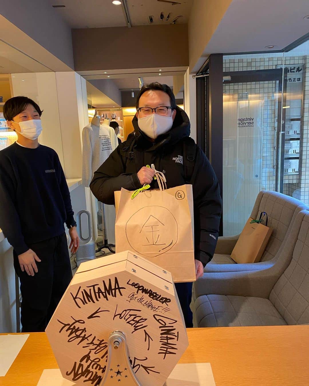 ループウィラーさんのインスタグラム写真 - (ループウィラーInstagram)「1/7千駄ヶ谷福引最終日、ご来店まことにありがとうございました🙏🏻🙇🏻‍♂️2021初売りを無事に終えられたことをご参加してくださったみなさんに感謝いたします！ありがとうございました🙏🏻🙇🏻‍♂️ . . #loopwheeler #ループウィラー #ループウィラー福引  #ループウィラー福引2021」1月8日 1時51分 - loopwheelerss