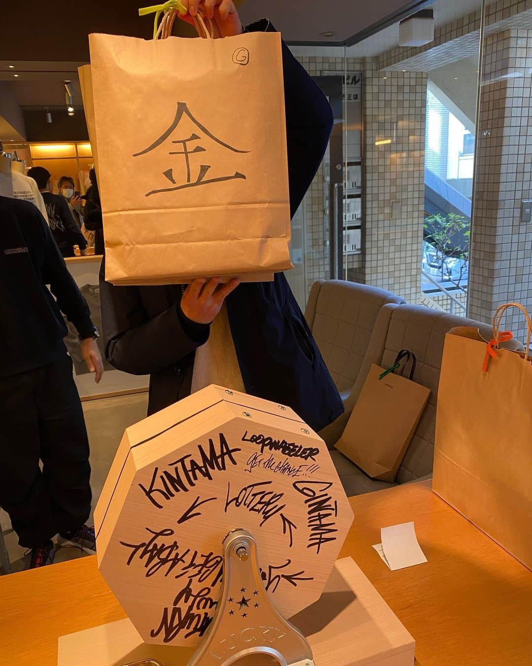 ループウィラーさんのインスタグラム写真 - (ループウィラーInstagram)「1/7千駄ヶ谷福引最終日、ご来店まことにありがとうございました🙏🏻🙇🏻‍♂️2021初売りを無事に終えられたことをご参加してくださったみなさんに感謝いたします！ありがとうございました🙏🏻🙇🏻‍♂️ . . #loopwheeler #ループウィラー #ループウィラー福引  #ループウィラー福引2021」1月8日 1時51分 - loopwheelerss