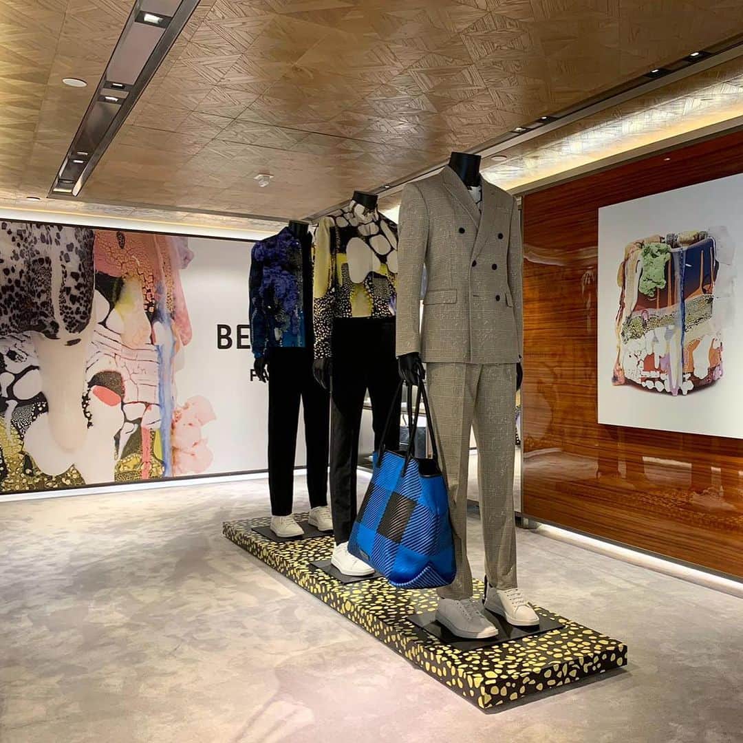 クリスヴァンアッシュのインスタグラム：「PREVIEW OF THE @BERLUTI x BRIAN ROCHEFORT COLLABORATION AT THE HONG KONG STORE / LANDMARK PRINCE’S CENTRAL / AVAILABLE FROM JAN 20th !  @energygloop #brianrochefort #berluti #krisvanassche」