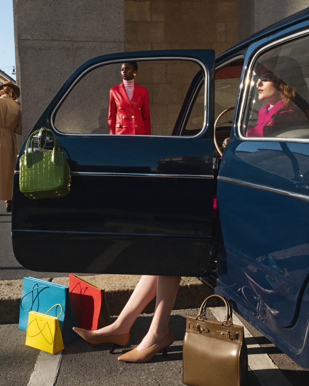 ランセルのインスタグラム：「Spotted!  Notre sac Alice dans @vogueitalia Pssst : rendez-vous en ligne ou en boutique pour profiter de notre sac Alice à prix doux 💚 Alice – Cuir façon croco brillant – Vert olive Alice – Shiny croco style leather – Olive green • • • @SarahVanRij  @LucaGalasso @Efarneti @FerdinandoVerderi  @SimonePrusso  @MaryCesardi  @_itsedwin_ @itscamillapirolo  #AliceByLancel #Lancel」