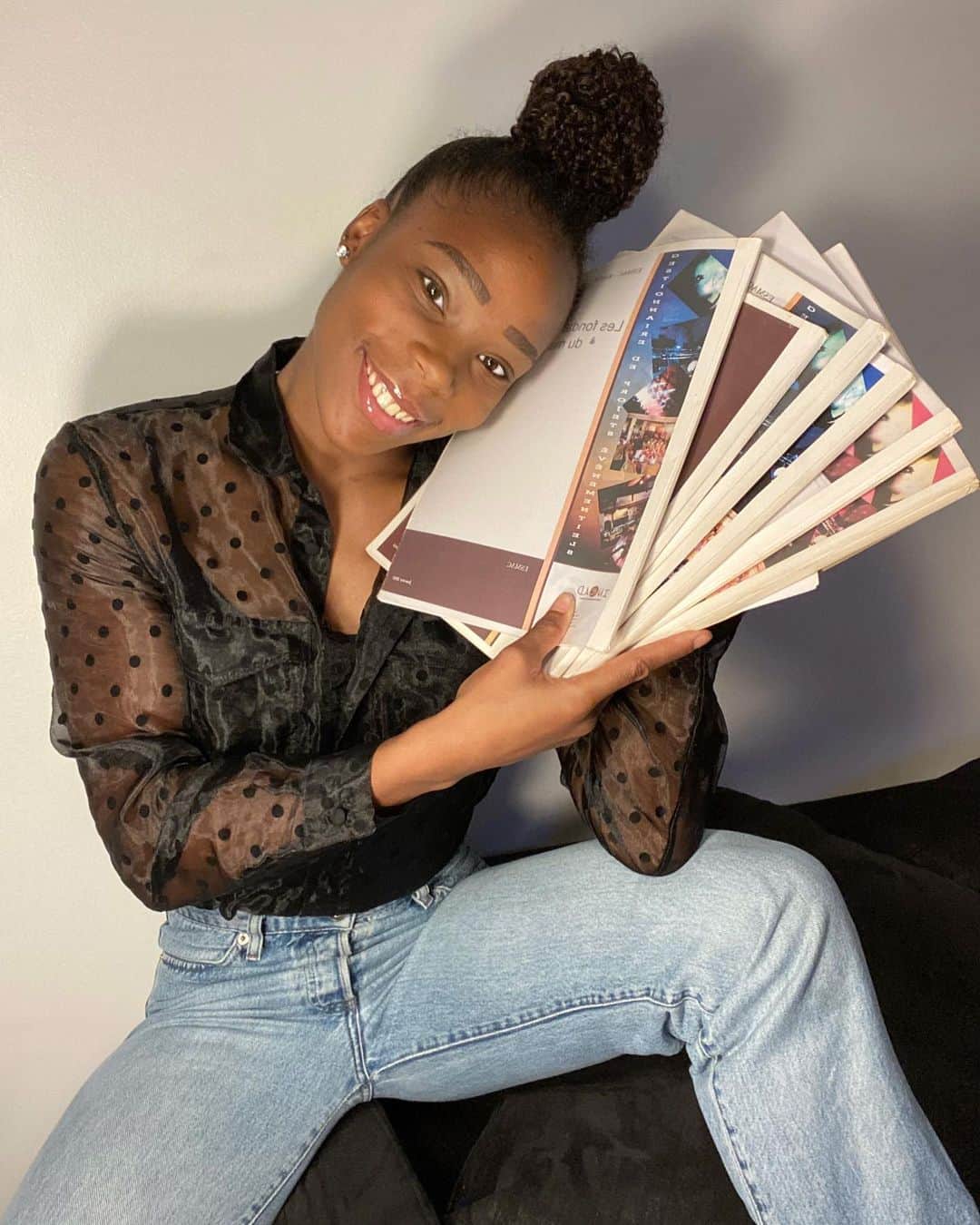 ステラ・アカクポのインスタグラム：「NEW  Apres avoir obtenu un bac + 3 il y a deux ans, je reprends mes études et commence dans quelques jours un MASTER EN COMMUNICTION ET MARKETING avec l’école Comnicia Business School ! 🤍🙏🏽  Beaucoup de personnes trouvent l’expression :  « double-projet » assez cool et moderne mais combien sans soucis vraiment, combien s’occupe vraiment de nos reconversions ?   Combien de sportifs ont du choisir entre les études-le taff et le sport, combien vivent dans la précarité sans aucune assurance sociale ?   Ayant été, souvent tiraillée entre les études et le sport en pensant que je devais choisir : aujourd’hui je choisis les deux.  Parce-que ce n’est pas soit l’un, soit l’autre.  Ce n’est pas l’athlete plus que la femme.  Ce n’est pas les perfs sans l’humain.  Ce n’est pas l’argent plus que l’éthique.  Ce n’est pas votre projet « de performance », c’est le nôtre, d’une vie.   PS : Je vous tiens au courant si je redouble 🙄  #ROADTOBAC +5」