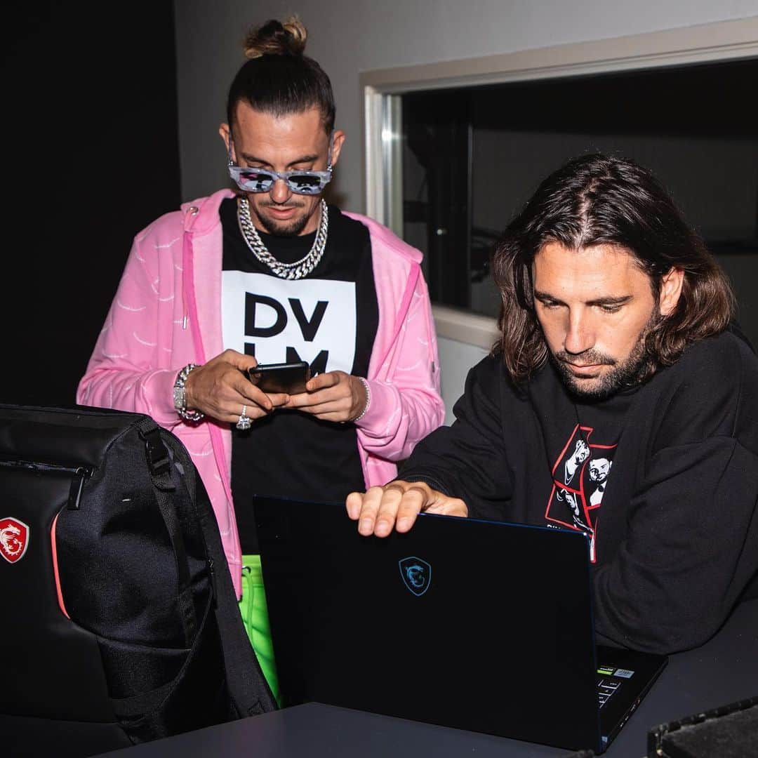 Dimitri Vegas & Like Mikeのインスタグラム：「We’re actually missing these stressy last minute touch up moments! 🔊🎵🎶 Enjoy a day in the life of Dimitri Vegas & Like Mike! Link in bio 💯  #MSIxDVLM #createyourmoments #MSI」