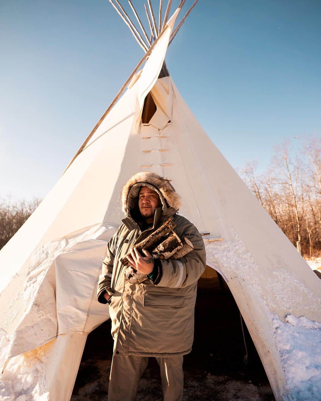 Explore Canadaのインスタグラム：「Get to know the people who keep our country’s heart beating strong.⁠⠀ ⁠⠀ Meet Desmond Mentuck, an Interpretation Coordinator for Parks Canada (@parks.canada) in Riding Mountain National Park, Manitoba (@travelmanitoba). Follow along as we profile the faces in our communities who make our hearts glow and the country’s heart beat.⁠⠀ ⁠⠀ I am an Anishinaabe interpreter for Parks Canada and it is important for me to share my language and stories of the land. I love how these stories connect with visitors, particularly children. Everyone is here to learn,  they soak it up. They come thinking it is about history, but it is also about the present and the future. I hope our stories add meaning to their lives for years to come.⁠⠀ ⁠⠀ This year has brought a major change to our world. I reflect on what it must have been like when the pandemic hit 100 years ago, how we survived then and are surviving now. My hope is that my children and my community continue to protect our language, our land and our way of life. We must remember how this keeps us resilient and we must share our knowledge. ⁠⠀ ⁠⠀ #CanadaNice #ForGlowingHearts⁠⠀ ⁠⠀ *Though now might not be the right time to travel, there are many meaningful ways to support businesses in your community. Start by sharing this post to spread the love, then discover more of the faces behind Canada’s tourism industry at the link in our bio.*⁠⠀ ⁠⠀ 📍: @parks.canada, @travelmanitoba⁠⠀ ⁠⠀ #ExploreMB⁠⠀」