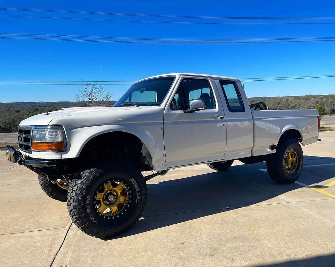 ウエストコーストチョッパーズのインスタグラム：「Got a couple Clunkers going on the chopping block.  1993 OBS F150 Long Travel PreRunner. Just finished full frame off restoration Asking $95K  ***SOLD***SOLD*** 1933 Ford Hot Rod. Brand New New Build with Show Quality Mirror black paint, One off wheels and more. Asking $80K  Real Players only DM if interested.  #jessejames」