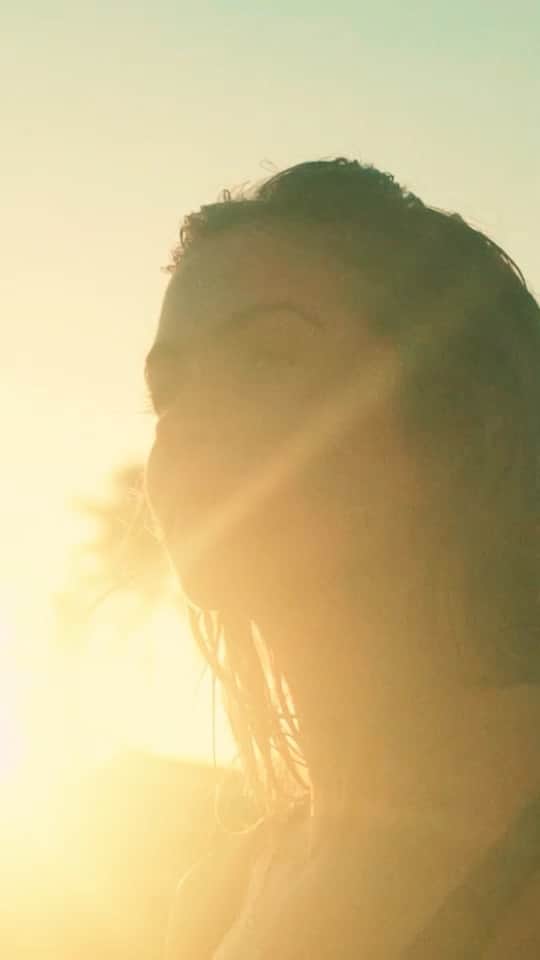 ブリアナ・コープのインスタグラム：「Running into the new swell like....✨😆🧚🏼‍♂️」
