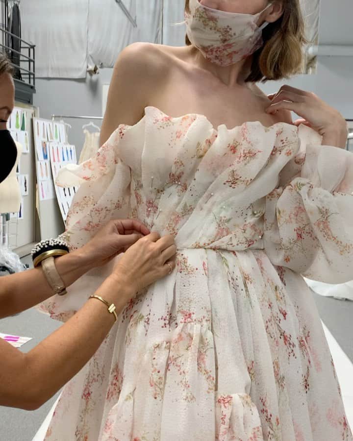 Monique Lhuillierのインスタグラム：「Creating Valencia 🌸✂️ #moniquelhuillier #mlbride #bts」