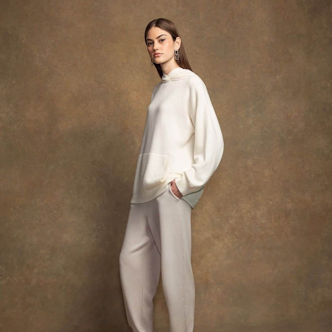 Johnstonsさんのインスタグラム写真 - (JohnstonsInstagram)「Style meets comfort with our cashmere loungewear.Our loungewear feels delicate to the touch without compromising versatility or durability. Every piece is expertly crafted from the finest fibres, so you can indulge in supreme comfort when enjoying well-earned down-time. . . . #johnstonsofelgin #Johnstons #cashmereloungewear #cashmerelounge #cashmere #effortlessstyle #homefashion #loungewear #loungewearlifestyle #loungewearfashion」1月8日 2時30分 - johnstonsofelgin