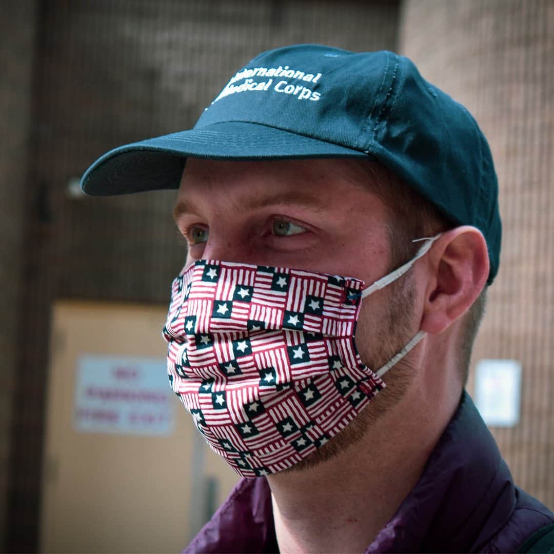 トムズシューズのインスタグラム：「The TOMS Global Giving Fund has been hard at work. Most recently, the fund has been used to bolster International Medical Corps’ response to a surge of COVID-19 cases in Los Angeles. This includes support for PPE supplies and vaccination needs moving forward for underserved, at-risk communities. @internationalmedicalcorps   Photo credit: Jonah Sargent Egermeier」