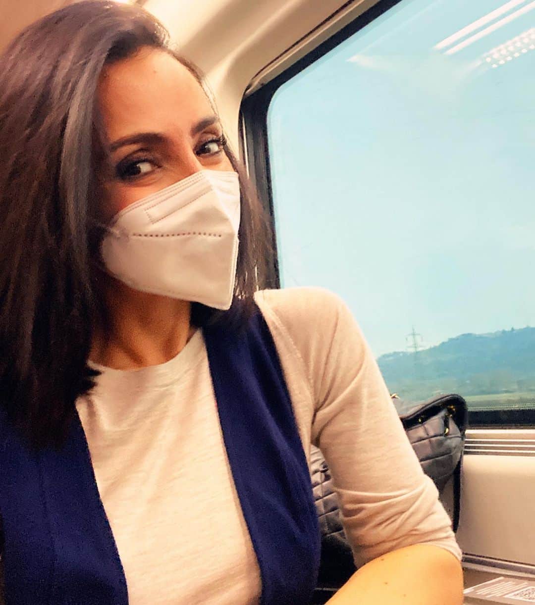 のインスタグラム：「Oggi ZONA GIALLA e anche bere il caffè è stato emozionante. Ne ho bevuti almeno dieci pur di andare a sedermi in dieci bar e sentire un po’ di normalità. Io e lo stupore positivo per le ambizioni “ normali”, ebbene sì, già mi sembra un inizio rivoluzionario😂 #goodvibes #zonagialla  E voi? Cosa avete fatto oggi di “ normale”?」