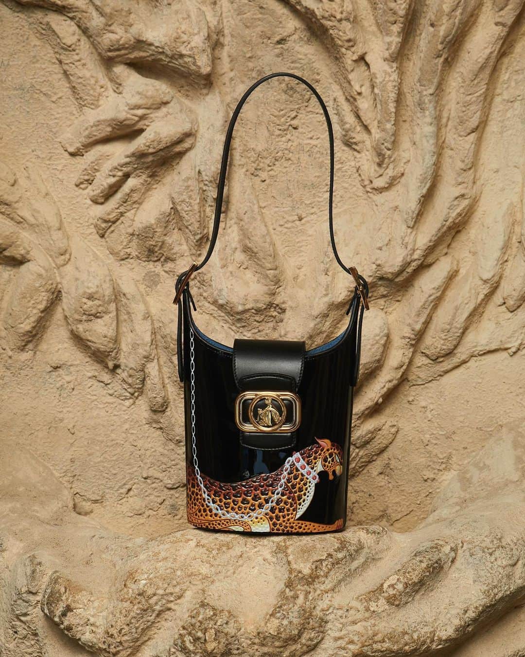 ランバンのインスタグラム：「Black Swan bucket bag with jaguar print. #LanvinSS21」