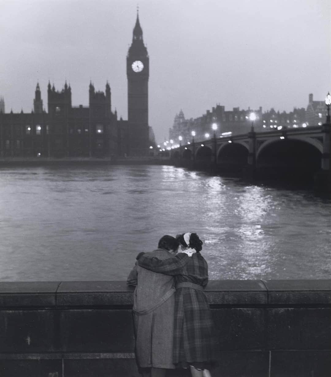 テート・ギャラリーさんのインスタグラム写真 - (テート・ギャラリーInstagram)「We're feeling loved up with Thurston Hopkins' 'Lovers of London under Big Ben' 1952. We hope you're finding moments of warmth despite the cold. ❄️」1月8日 2時32分 - tate
