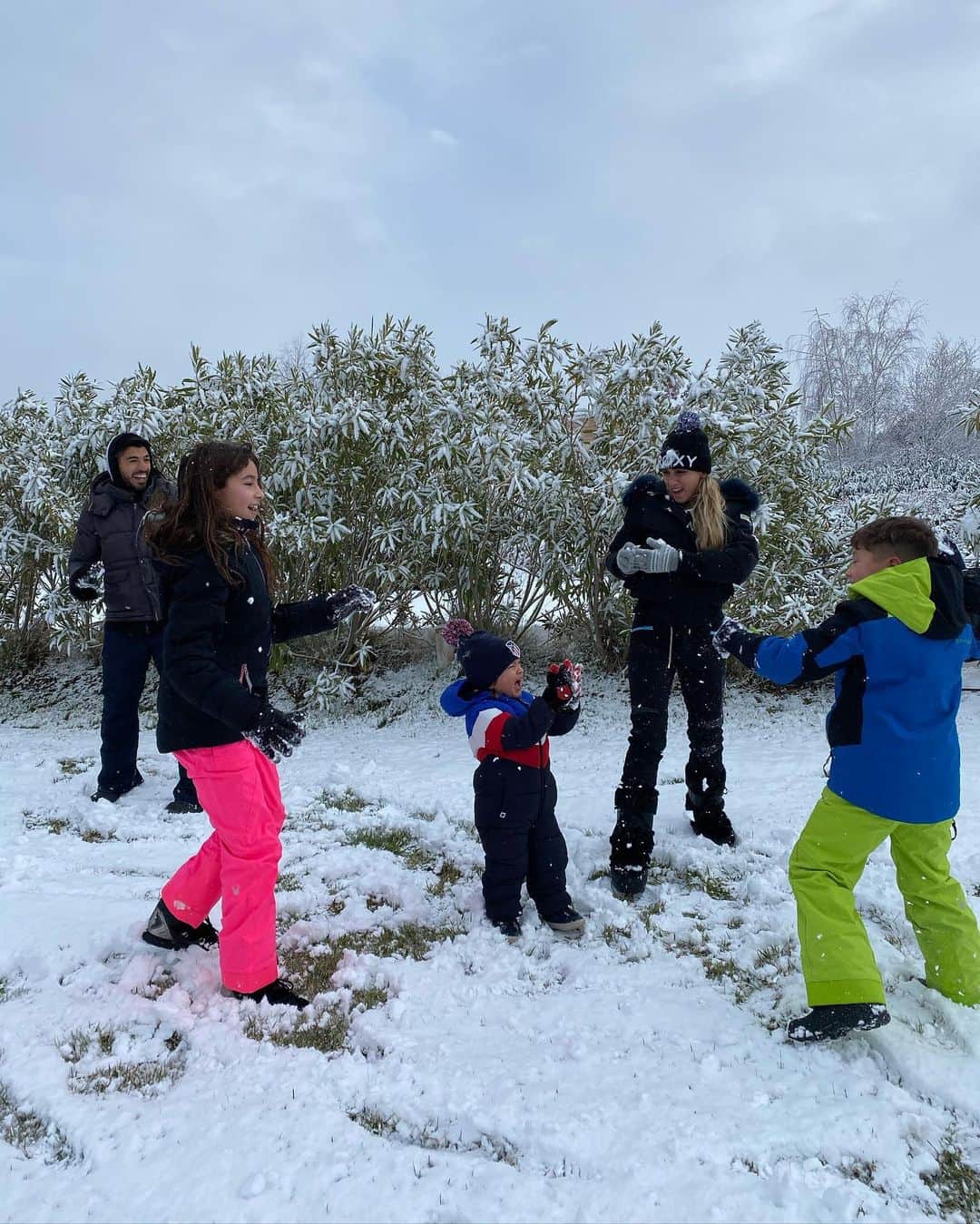 ソフィア・バルビのインスタグラム：「Se picó!!! El mas chiquito el peor... ☃️❄️」
