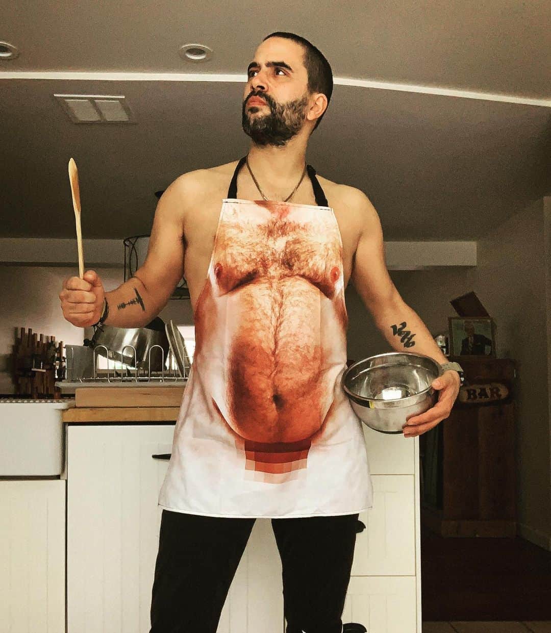 イグナシオ・セルキオのインスタグラム：「I always cook naked」