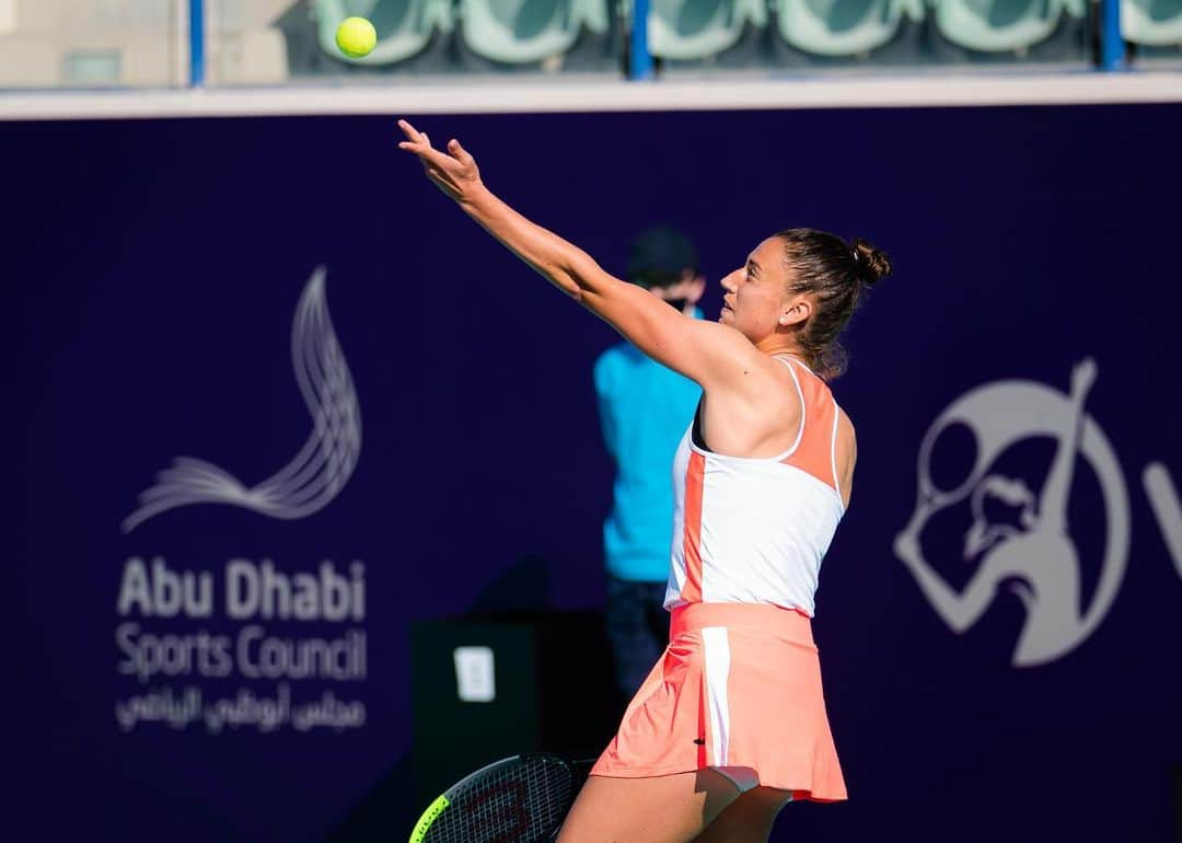 WTA（女子テニス協会）さんのインスタグラム写真 - (WTA（女子テニス協会）Instagram)「Moving 🔛 to round 2️⃣! #AbuDhabiWTA」1月8日 2時46分 - wta