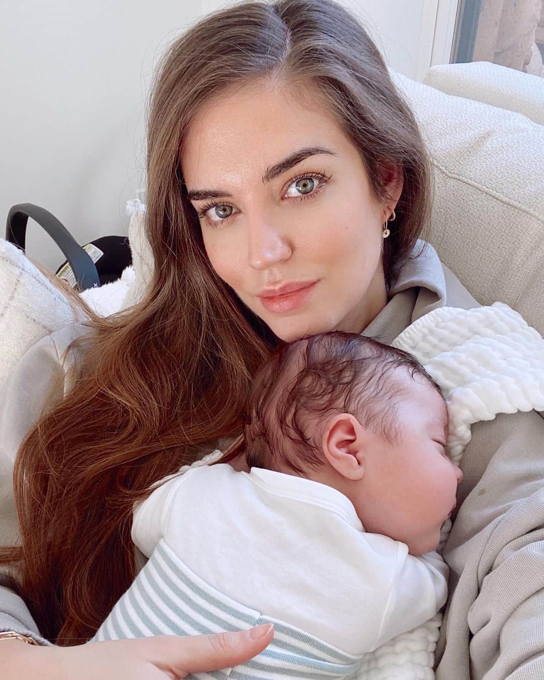 クララ・アロンソのインスタグラム：「How did I get so lucky? 😍🥰💙 #babyboy」