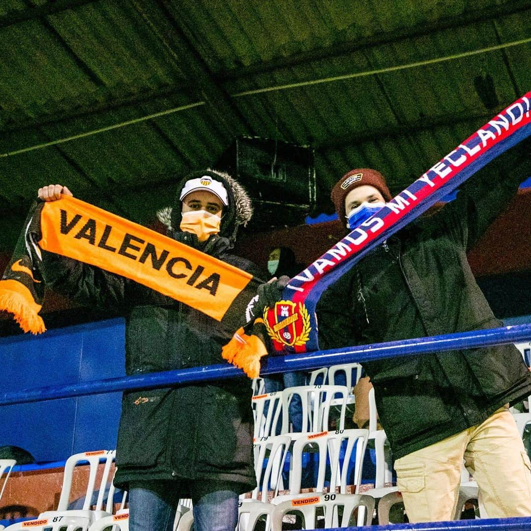 バレンシアCFさんのインスタグラム写真 - (バレンシアCFInstagram)「Football with fans 🧡 >>>>  🥺 ¡Qué bonito es veros, afició! 🦇  #YeclanoVCF 🔵🔴🦇 #CopaDelRey #AMUNTValencia #ValenciaCF #MatchdayVCF」1月8日 2時43分 - valenciacf