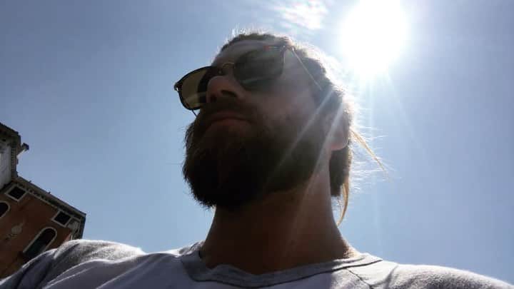 モデル、ブロック・オハーンのインスタグラム：「Constantly given reminders to be fully present at all times.   Who knows this city?」