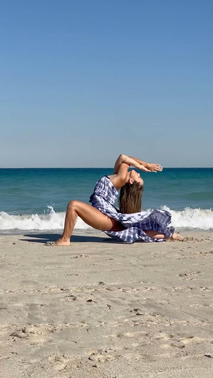 のインスタグラム：「What about making shapes with the body is spiritual to you?  _ If yoga is to be more than glorified stretching or adult gymnastics, then it’s up to you to find the spiritual lesson contained within each and every asana, and perhaps also within each and every breath. Just like life can be a vain search for material pleasure or a wondrous realm of miracles depending on what you bring to the equation. You are the missing link between the yoga poses and their spiritual potential.  _ Seeking, you shall find.  _ Practice with me on @omstarsofficial  Meditation this Sunday at 1 pm One hour yoga drills next Wednesday at 1 pm. _ #30daysofcore Day 7 is Anjaneyasana. Enjoy the practice.  _ Video by @ifilmyoga  Dress @tiare_hawaii  #yoga #yogi #miamiyoga #anjaneyasana #yogapractice #omstars #practiceyogachangeyourworld #onebreathatatime  🙏💕」