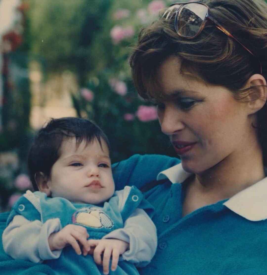 ヨランテ・ヴァン・カスベルヘンのインスタグラム：「Happy bday to the woman I love and admire the most in this world, my dear mama!! 🙏🏼❤️ Thank you mom for being such an angel to everyone that crosses your path. For taking care of everybody you know and don't know. Thank you for raising me and all my siblings with your infinite love. Thank you for being an amazing grandmother to my baby boy. Thank you for always being positive even in those hard and difficult moments. Thank you for all the lessons you thought me. Thank you for all the pain you went through to make your children’s life the best you could. Thank you mom for being my mom. Mama i know what you all went through.. it breaks my heart thinking of those things. But seeing your sparkle after all that we know.. wow that’s something else!! I want you to know I’m beyond proud of you! And I can only pray and hope that I’ll raise my child and future children the way you did to us!! I LOVE YOU MAMA!! Happy birthday to you! 💖」