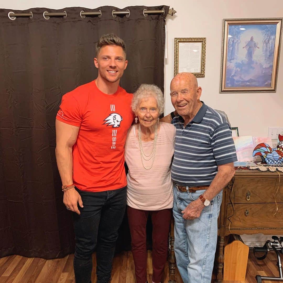 スティーブ・クックのインスタグラム：「Till we meet again Grandma! She lived a beautiful life of 91 years. Sweet, gentle and so proud - she had all my magazine covers on display on her coffee table. People would laugh when they came to visit and saw pictures of this half naked man all over the house.  She was so proud all her grandkids.  I knew this day was coming but you’re never fully prepared.」