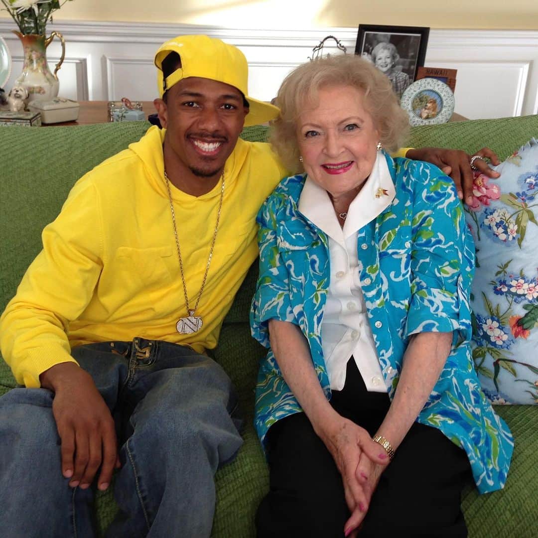 ニック・キャノンのインスタグラム：「#ThrowbackThursday Here’s me with one of my Ex Boos! LOL all jokes aside this amazing woman will be turning 99 in about a week or so, let me be one of the first to say Happy Birthday to @BettyMWhite wishing you nothing but continued health, peace and prosperity! 🙏🏾❤️」