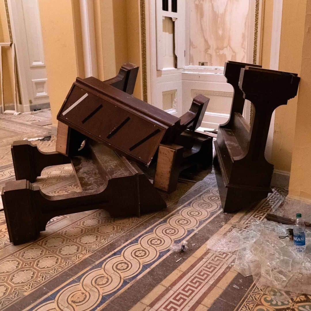 CNNさんのインスタグラム写真 - (CNNInstagram)「These photos show the damage rioters caused to the US Capitol building on Wednesday. The mob toppled benches, shattered windows and vandalized congressional offices. Tap the link in our bio for live updates on the response to the riot.  (📸: Erin Scott/Bloomberg/Getty Images, Olivier Douliery/AFP/Getty Images, Saul Loeb/AFP/Getty Images, Stefani Reynolds/Bloomberg/Getty Images)」1月8日 3時01分 - cnn