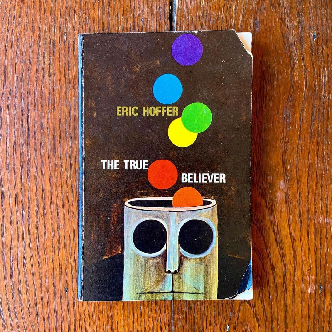 ケンゾーミナミのインスタグラム：「Meanwhile, thank you to my friend for letting me borrow this book last year, and I guess it took an actual freaking attempted coup for me to start finally properly reading it.   The True Believer: Thoughts On The Nature Of Mass Movements (1951) by Eric Hoffer  #TheTrueBeliever #EricHoffer  #大衆運動 #大衆 #エリックホッファー」