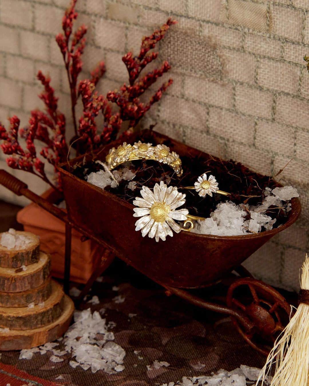 のインスタグラム：「From a chain of tiny daisies in a wreath to our statement big daisy ring, all Alex Monroe daisy treasures feature layers of up to 50 petals - each individually handmade from sterling silver and delicately held together with a 22ct gold plated seed center!✨ 🌼 🌼  Link in bio and products links in shot 🔗 ⠀ ⠀ #AlexMonroe #HandmadeinEngland #InspiredbyNature #EthicallyMade #Handmade」