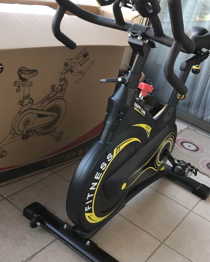 クラウディオ・リースのインスタグラム：「Hey!!  Necesitas entrenar en tu casa y no sabes cómo empezar?  Te recomiendo iniciar con una BUENA bicileta!!  Esta Bicicleta indoor de resistencia magnética no emite ruido al rodar!  Es magnífica! Además de su diseño fabuloso, es súper cómoda y eficiente!!   Entrena con @reiescompany !   Si necesitas más información no dudes en escribirme !!   Anímate !!!」