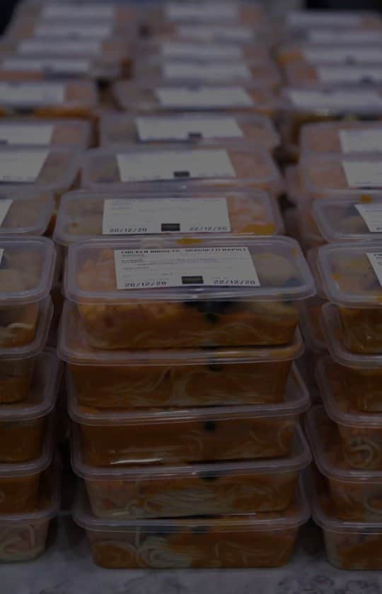 メスト・エジルのインスタグラム：「One of my favourite projects in the last couple of years 🤲🏼 helping children in the London community during a very difficult time with 50,000 meals in total. Everyone involved in the #WarmerWinters project can be very proud - thanks to our cook @stefan.pappert, to Parsa Sadigh and all the volunteers. Always grateful for everything this city has given me! ❤️ #weareNorthLondon #endchildfoodpoverty」