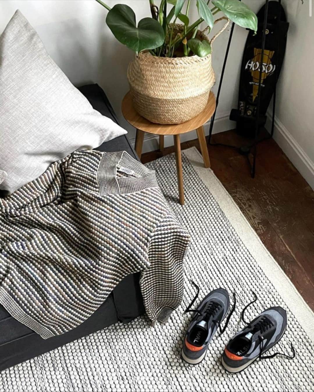 ウォルシュのインスタグラム：「@mklyns with our Ensign Classic Grey 🙌 . . . #normanwalshuk #normanwalsh #britishmanufacturing #madeinbritain #ukmfg #shoes #footwear #sneakers」