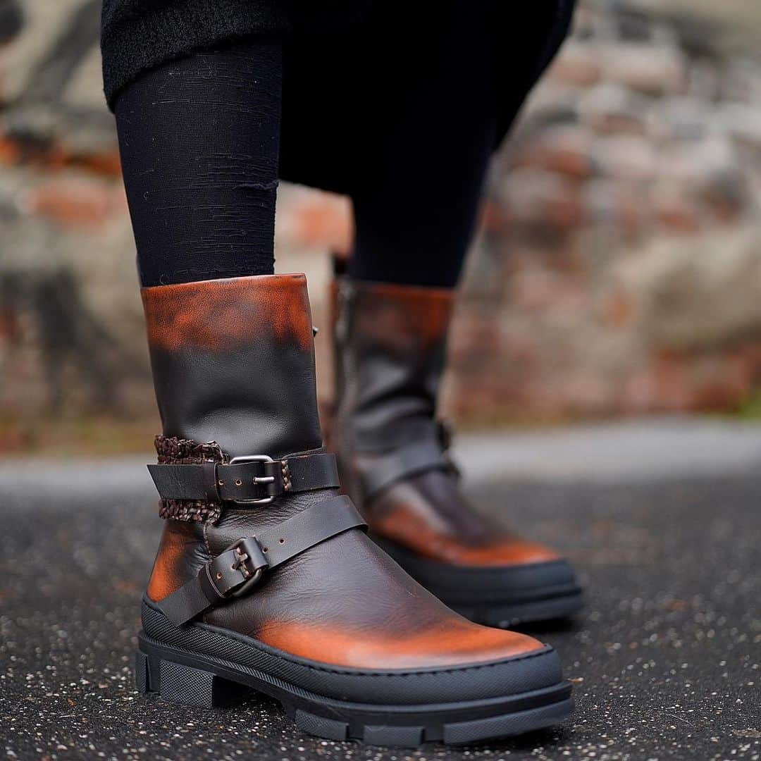 エンリーベグリンさんのインスタグラム写真 - (エンリーベグリンInstagram)「Brushed Boots in dark brown color.  #henrybeguelin#brushed#leather#darkbrown#orange#shades#combatboots#boots#streetstyle#woman#」1月8日 3時23分 - henrybeguelin_official