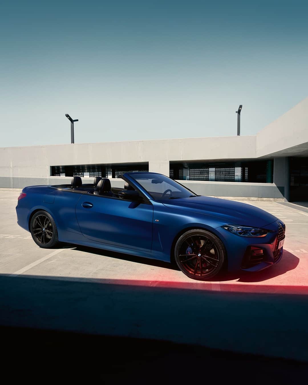 BMWのインスタグラム：「Blue and open like the ocean. The all-new BMW 4 Series Convertible. #THE4 #BMW #4Series  __ BMW M440i xDrive Convertible: Fuel consumption weighted combined in l/100km: 7.4–6.9 (NEDC); 8.4–7.8 (WLTP), CO2 emissions weighted combined in g/km: 169–159 (NEDC); 192–177 (WLTP). Further information: www.bmw.com/disclaimer.   374 hp, 275 kW, 500 Nm, Acceleration (0-100 km/h): 4.9 s, Top speed (limited): 250 km/h.」