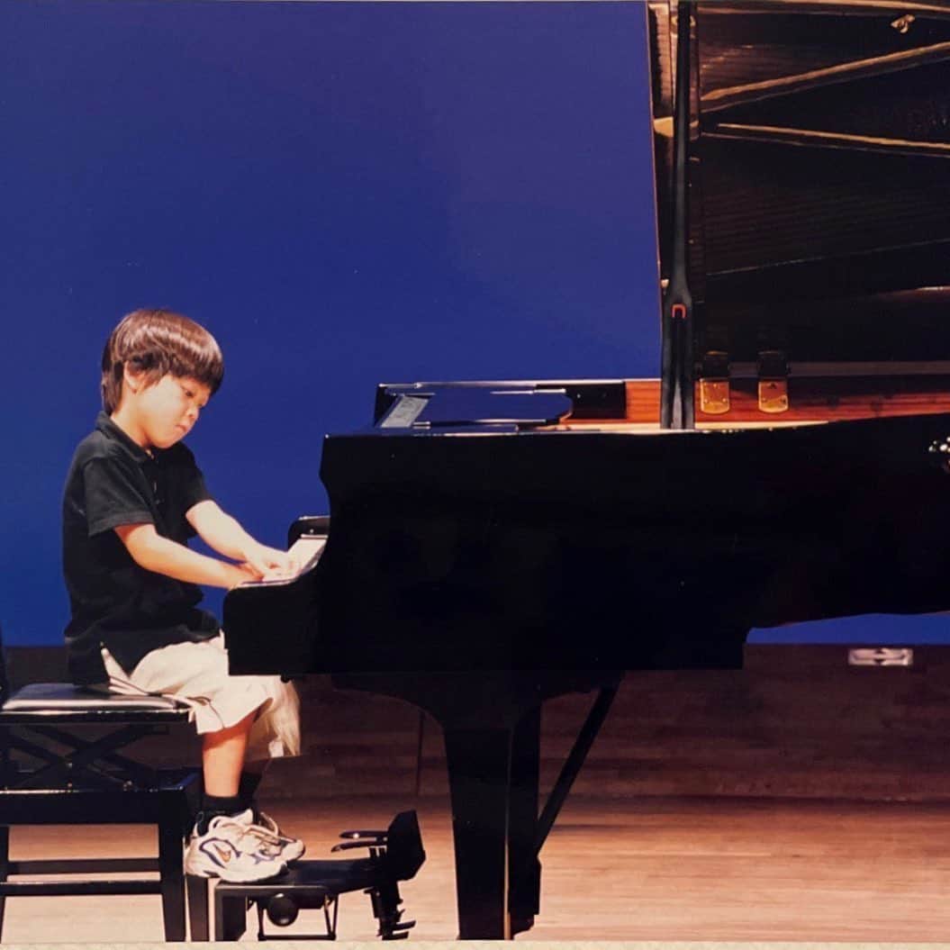 優里さんのインスタグラム写真 - (優里Instagram)「家に今ピアノないけどなんか電子ピアノみたいなの欲しいなー。  弾けなくなっちゃってるのかな、、、  みんなの前で演奏するのが子供の頃から大好きだし早くみんなの前で弾いて歌いたいな。  11日のライブが楽しみだ！  #libebeacon2021 #billboard#tiktok#ライブ」1月8日 3時47分 - yuuri__music__official