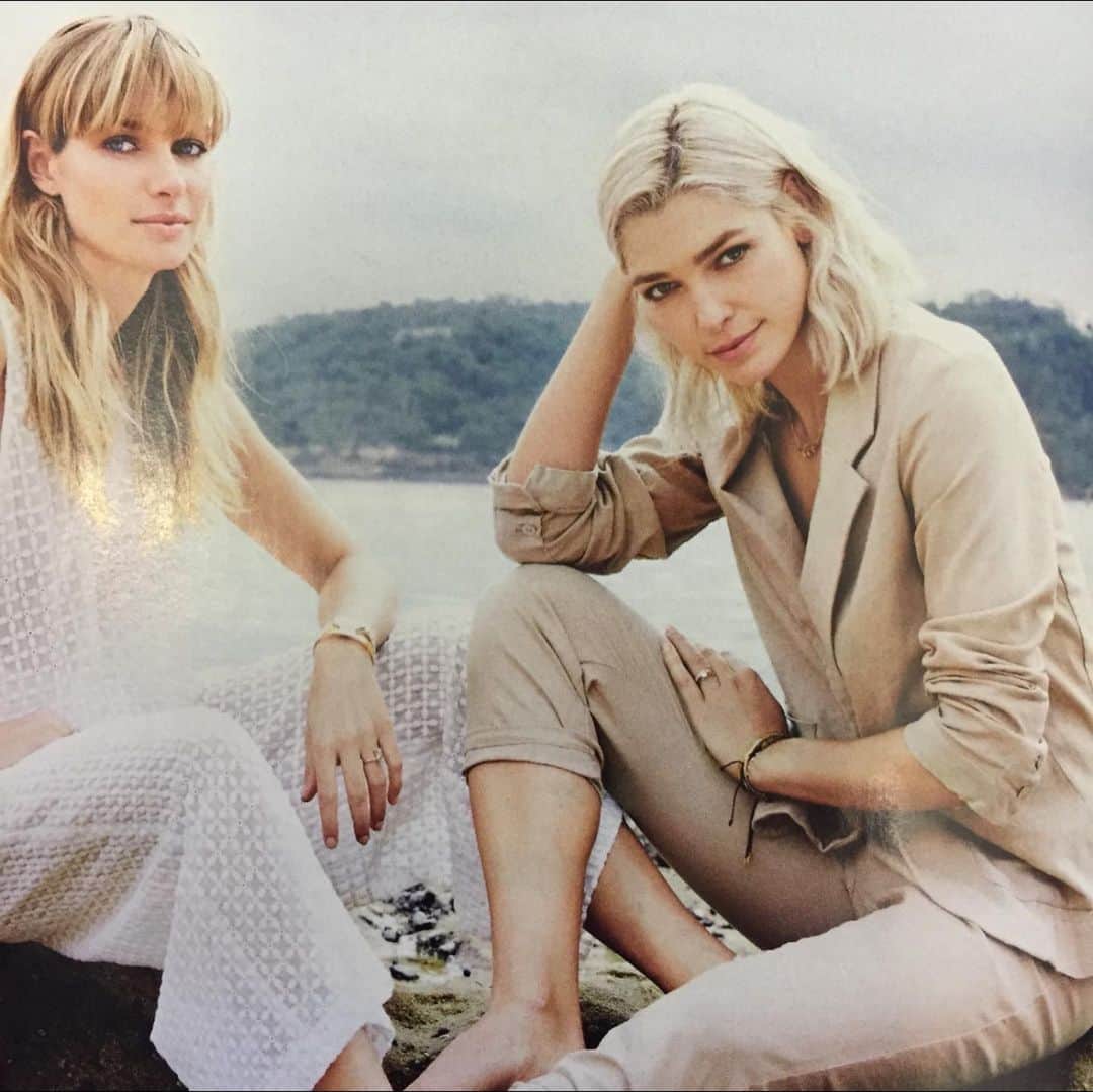 のインスタグラム：「Throw'n it back on Thursday..  @jesshart for @elleaus  And having some deep reflective (coffee) thoughts ~ brought to you by @yeti & @bluestonelane 🥰 . Today I am reflecting on change and how it is the only constant in life, the one thing that always brings about progress, evolution, new birth and creation. Yet more often than not, it's one of the most challenging aspects of life to go through.   Imagine if we lived each moment embracing the passing of time, and enthusiastic about what's being birthed in that same moment. Peacefully letting go and being born a new, this moment, then this moment, and then this one.   Sounds lovely doesn't it?!? Why do we find it so hard? Maybe it's reflecting a of lack of trust in something bigger than ourselves?!?   I’ve really come to believe that when we embrace change, practice non attachment, let go with ease, and surrender into the stream of life's current, life works out better than we could have ever planned.   But geez, when we're confronted with big changes, it's hard.  It's good to reflect and remember, that letting go and embracing change, has always been just a way for more life to come through. When we let go, we actually meet a truer version of ourselves and the world.  May we be enthused to meet what's underneath our ideas of who we think we are and how we think life's supposed to go.   And take comfort in knowing that as we let go, the essence of who we are remains.   #embracechange #letgo #Faith #upandatem #getyourcoffeegetyourday #thiscoffeeisamazing」