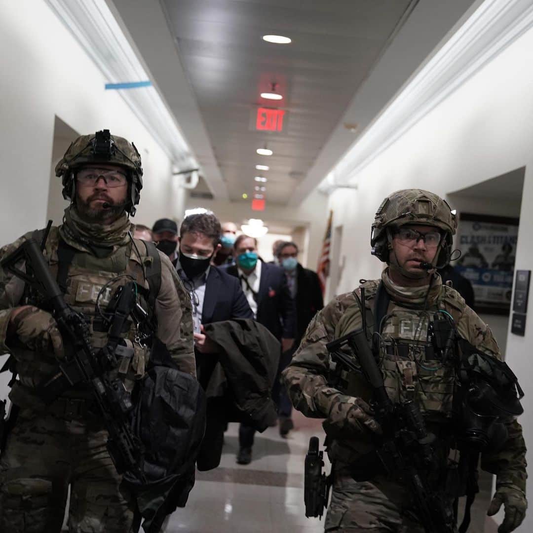 ニューヨーク・タイムズさんのインスタグラム写真 - (ニューヨーク・タイムズInstagram)「The breach at the U.S. Capitol on Wednesday has drawn sharp condemnation of law enforcement.⁣ ⁣ Americans looked on in shock as a calm protest turned into an angry mob that swarmed past barriers and stormed the Capitol — spraying officers with chemical agents, breaking windows and doors and looting sizable objects — as the Capitol Police struggled to contain the violence and sometimes simply retreated.⁣ ⁣ The police force, which numbers about 2,000 officers and has sole jurisdiction over the Capitol’s buildings and grounds, was clearly outnumbered and unprepared for the onslaught, even as it was openly organized on social media sites like Gab and Parler.⁣ ⁣ It took more than two hours, and reinforcements from other law enforcement agencies, before order was restored. At least 52 people were arrested, said Robert Contee, chief of the city’s Metropolitan Police Department, including five on weapons charges and at least 26 on the grounds of the U.S. Capitol.⁣ ⁣ Protesters on the left saw a stark double standard, saying they had been hit with rubber bullets, manhandled, surrounded and arrested while behaving peacefully during demonstrations against racial injustice over the summer.⁣ ⁣ Attica Scott, a state representative in Kentucky, was arrested in Louisville on felony charges that were later dropped during the many months of protest over the killing of Breonna Taylor in a botched police raid. “You can be arrested for walking while Black,” she said, “but you can be white and riot and basically get away with it.”⁣ ⁣ President Trump’s own rhetoric has included stark contrasts toward protests. After George Floyd’s death, he called demonstrators “thugs” and promised that those who got out of line near the White House would be met with “the most vicious dogs, and most ominous weapons, I have ever seen.”⁣ ⁣ Tap the link in our bio for a full look into the criticism. Photos by @jasoncandrew, @anna.money and @kenny_holston.」1月8日 3時53分 - nytimes