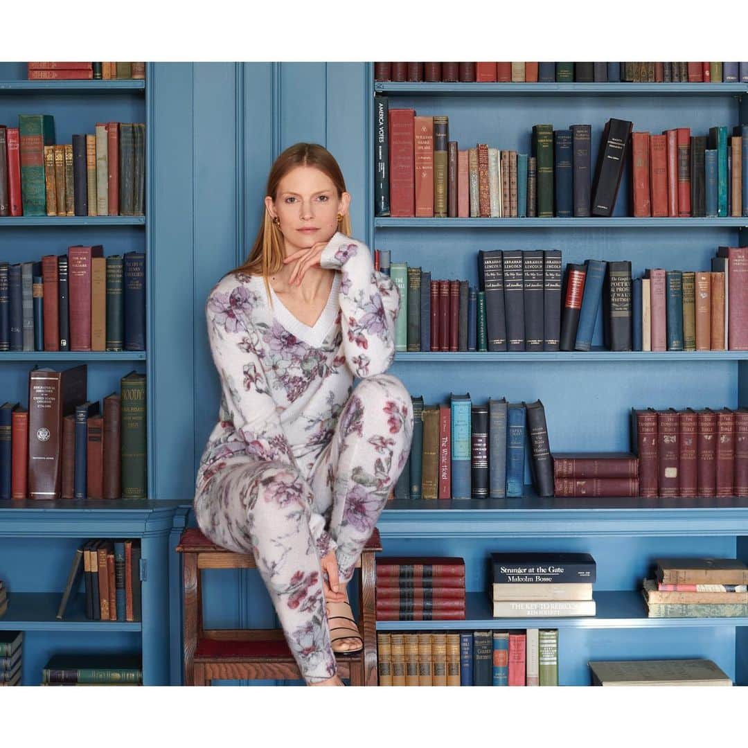 アダムのインスタグラム：「Our floral knit set embodies the defining qualities of Adam Lippes: beautiful florals printed on easy silhouettes and knit from luxurious cashmere. Now available at AdamLippes.com SWEATER IN SILK CASHMERE」