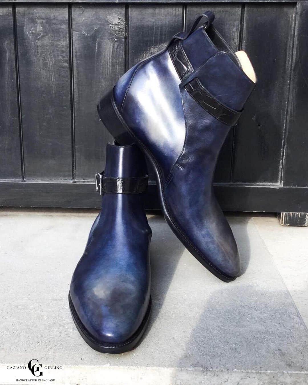ガジアーノ&ガーリングのインスタグラム：「A unique London boot. Platinum velvet patina with a double-sided strap in alligator and pearl grey. Made to Order on the DG70 last. . . . . . . . . .   #menstyle #classicshoes #elegantshoes #handwelted #handmadeshoes #classicfootwear #stylish #shoemaker #mensfootwear #bespokemakers #fashion #brspokemakers #bespokeshoes #mensfashion #madeinengalnd  #mensshoes #menswear #shoesoftheday #shoestagram #shoestyle #shoes」