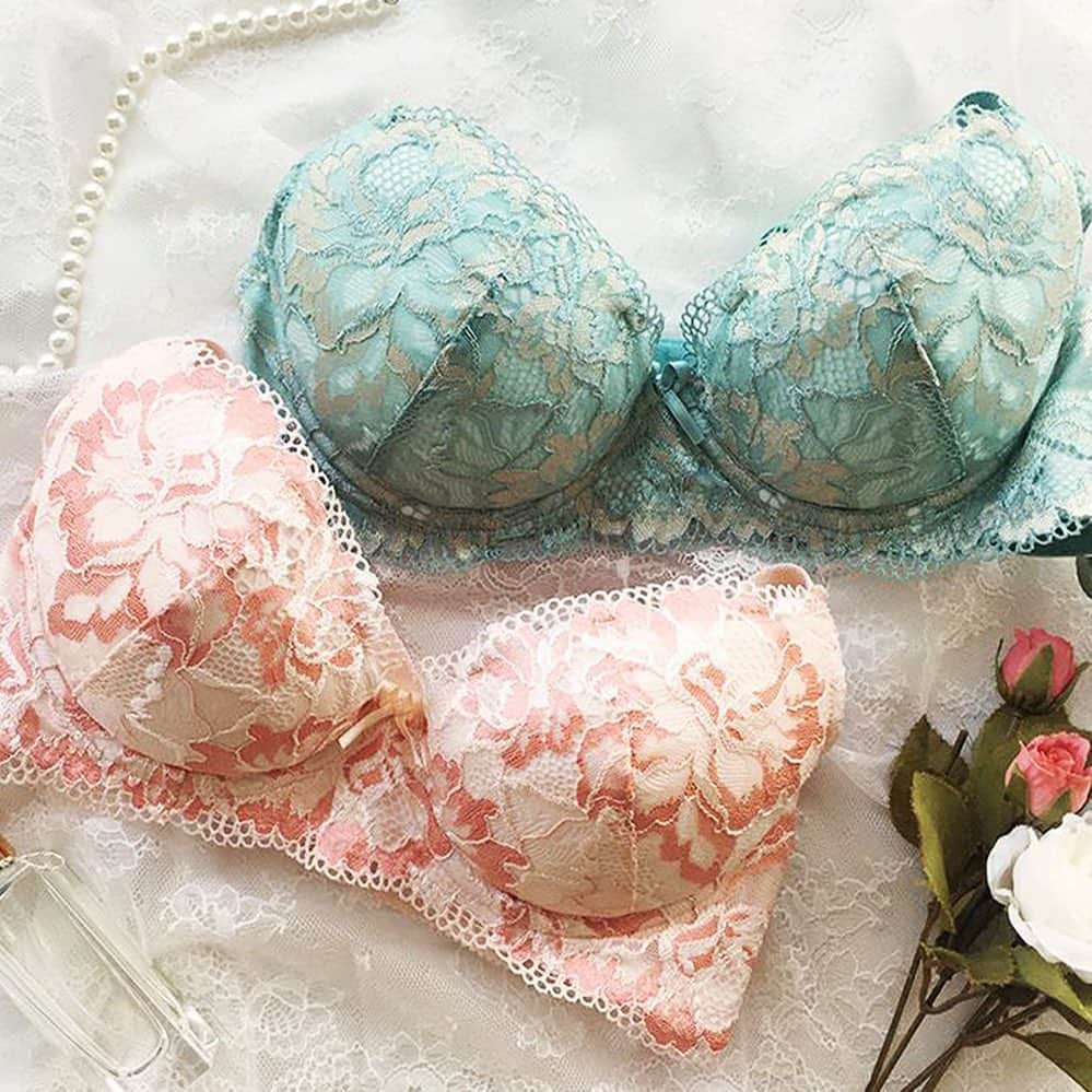 ブラデリスのインスタグラム：「You deserve it! Get 30% off these lovely new collections for a limited time with code "NEWYEAR". #bradelisny #lingerie #sale #lacebra」