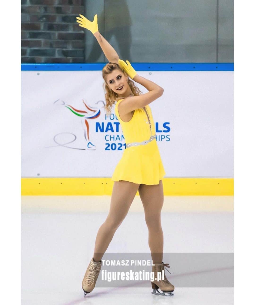 エリスカ・ブレジノワのインスタグラム：「🎶 City of stars ⭐️    Are you shining just for me?  City of stars  There’s so much that I can’t see 🎶 #lalaland #figureskating」