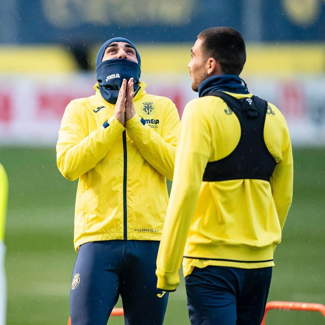 ビジャレアルCFのインスタグラム：「Con frío (pero contentos 😏). . Cold (but happy 😏). . #Villarreal #futbol #football #soccer #LaLiga」