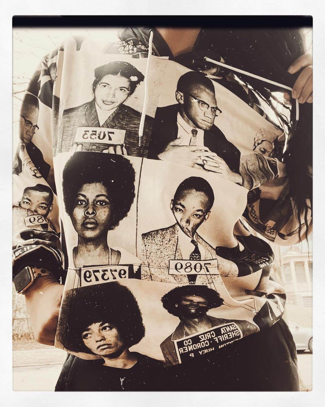 カミラ・マーシャルのインスタグラム：「MEWD. • • • #martinlutherkingjr #angeladavis #malcomx #hueypnewton #jailtime #america #thisisamerica」
